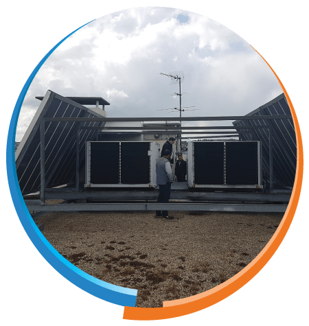 Climatisation sur un toit avec des ouvriers et des panneaux solaires